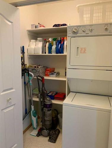 522 5 Street West, Cardston, AB - Indoor Photo Showing Laundry Room