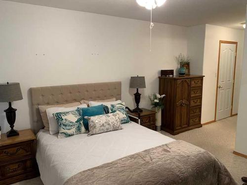 522 5 Street West, Cardston, AB - Indoor Photo Showing Bedroom