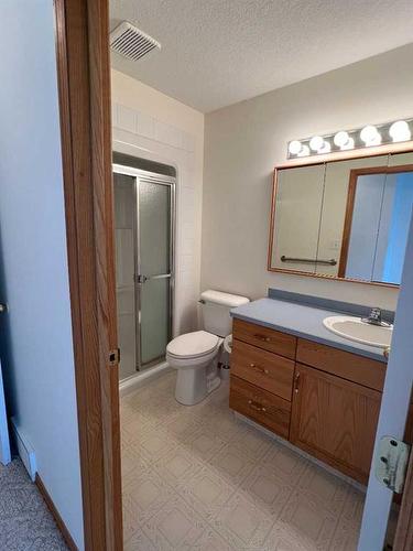 522 5 Street West, Cardston, AB - Indoor Photo Showing Bathroom