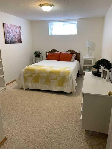 522 5 Street West, Cardston, AB - Indoor Photo Showing Bedroom