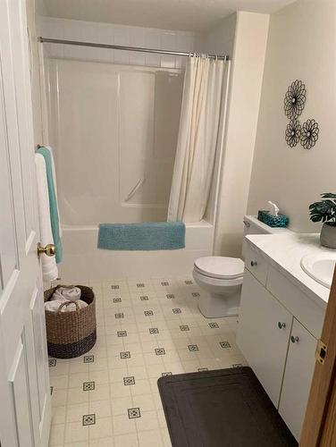 522 5 Street West, Cardston, AB - Indoor Photo Showing Bathroom