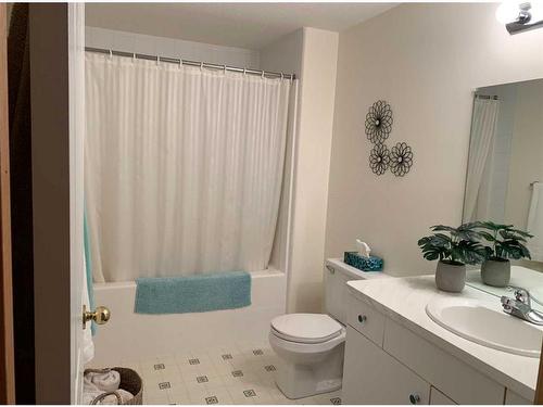 522 5 Street West, Cardston, AB - Indoor Photo Showing Bathroom