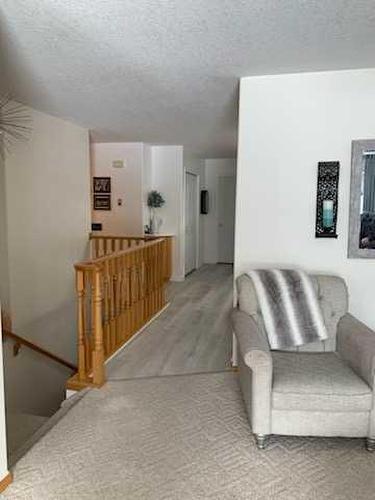 522 5 Street West, Cardston, AB - Indoor Photo Showing Living Room
