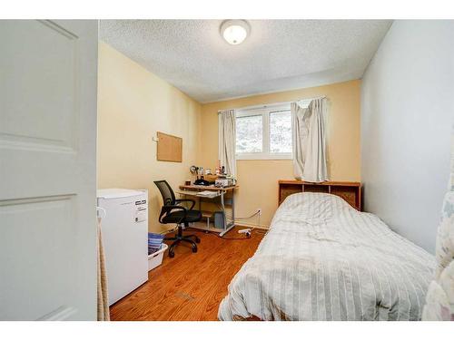 46 Mcgill Boulevard West, Lethbridge, AB - Indoor Photo Showing Bedroom