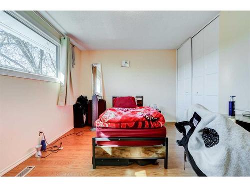 46 Mcgill Boulevard West, Lethbridge, AB - Indoor Photo Showing Bedroom