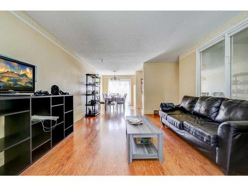 46 Mcgill Boulevard West, Lethbridge, AB - Indoor Photo Showing Living Room