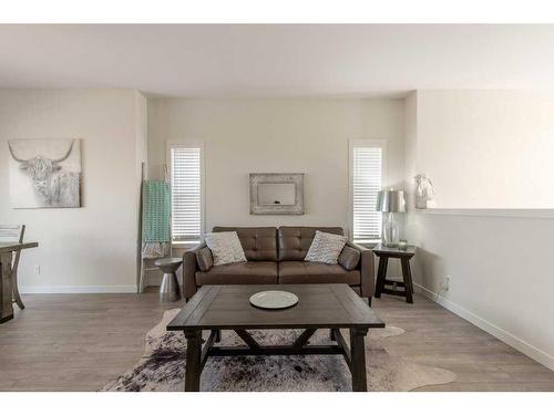 742 Greywolf Run North, Lethbridge, AB - Indoor Photo Showing Living Room