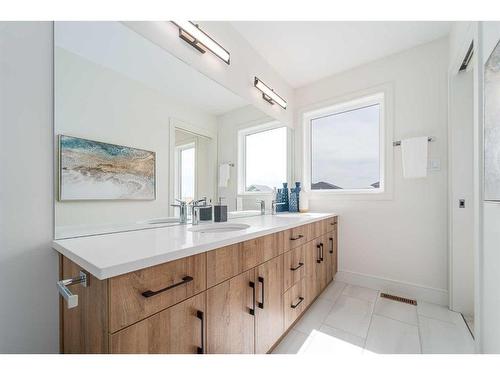 1115 Coalbrook Place West, Lethbridge, AB - Indoor Photo Showing Bathroom