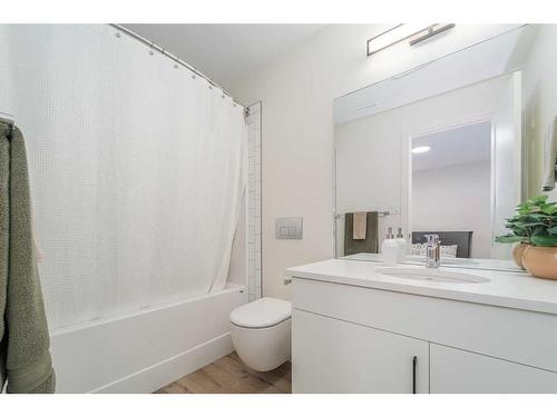 1115 Coalbrook Place West, Lethbridge, AB - Indoor Photo Showing Bathroom