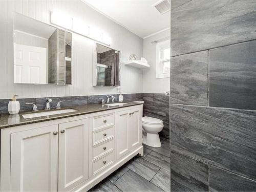 1410 Henderson Lake Boulevard South, Lethbridge, AB - Indoor Photo Showing Bathroom