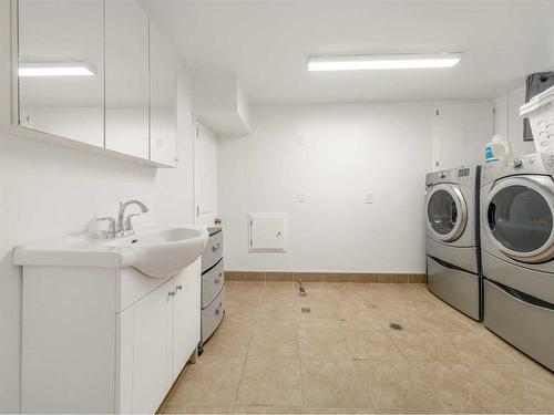 1410 Henderson Lake Boulevard South, Lethbridge, AB - Indoor Photo Showing Laundry Room