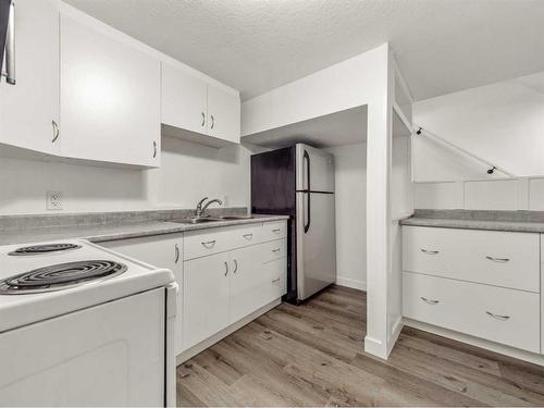 1410 Henderson Lake Boulevard South, Lethbridge, AB - Indoor Photo Showing Kitchen With Double Sink