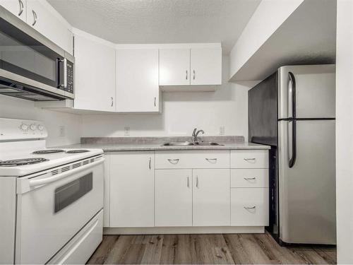 1410 Henderson Lake Boulevard South, Lethbridge, AB - Indoor Photo Showing Kitchen With Double Sink