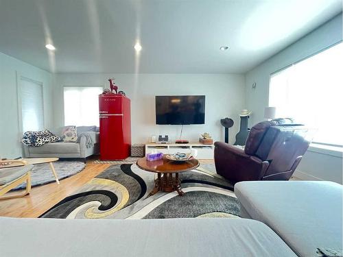 735 Northridge Avenue, Picture Butte, AB - Indoor Photo Showing Living Room