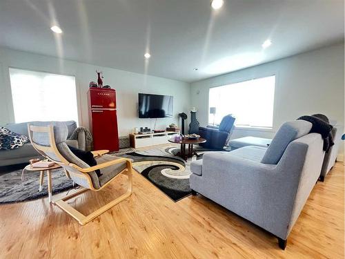 735 Northridge Avenue, Picture Butte, AB - Indoor Photo Showing Living Room