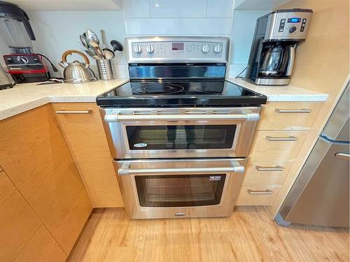 735 Northridge Avenue, Picture Butte, AB - Indoor Photo Showing Kitchen