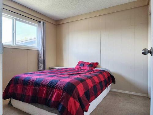 407 55 Avenue West, Claresholm, AB - Indoor Photo Showing Bedroom