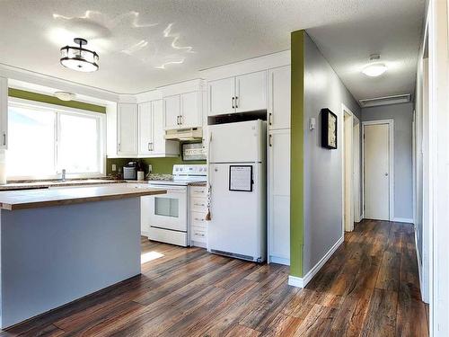 407 55 Avenue West, Claresholm, AB - Indoor Photo Showing Kitchen