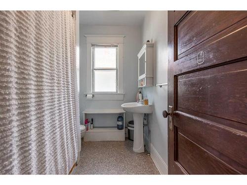 920 10 Street South, Lethbridge, AB - Indoor Photo Showing Bathroom