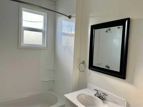 1129 Wentworth Avenue West, Pincher Creek, AB - Indoor Photo Showing Bathroom
