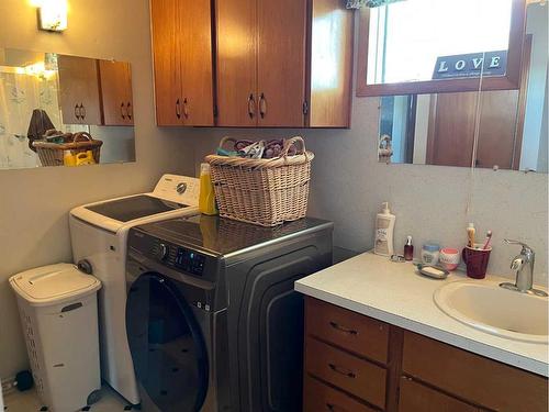 413 12C Street North, Lethbridge, AB - Indoor Photo Showing Laundry Room