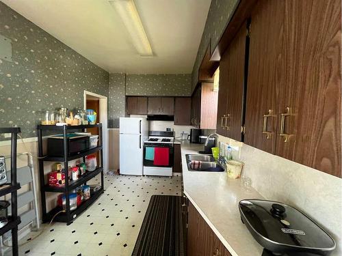 413 12C Street North, Lethbridge, AB - Indoor Photo Showing Kitchen With Double Sink