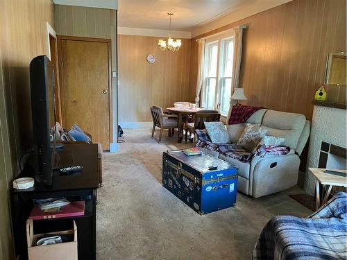 413 12C Street North, Lethbridge, AB - Indoor Photo Showing Living Room