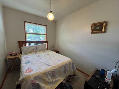 413 12C Street North, Lethbridge, AB - Indoor Photo Showing Bedroom