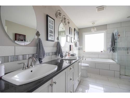 55 Riverhurst Cove West, Lethbridge, AB - Indoor Photo Showing Bathroom