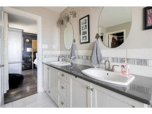 55 Riverhurst Cove West, Lethbridge, AB - Indoor Photo Showing Bathroom