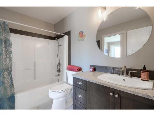 55 Riverhurst Cove West, Lethbridge, AB - Indoor Photo Showing Bathroom