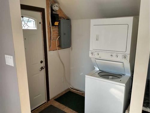 433 3 Street, Stirling, AB - Indoor Photo Showing Laundry Room