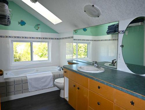 8416 Rge Rd 1-3, Rural Pincher Creek No. 9, M.D. Of, AB - Indoor Photo Showing Bathroom