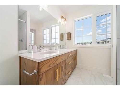10 Goldenrod Place West, Lethbridge, AB - Indoor Photo Showing Bathroom