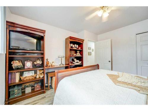 906 10 Avenue South, Lethbridge, AB - Indoor Photo Showing Bedroom