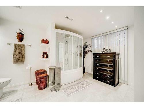 906 10 Avenue South, Lethbridge, AB - Indoor Photo Showing Bathroom
