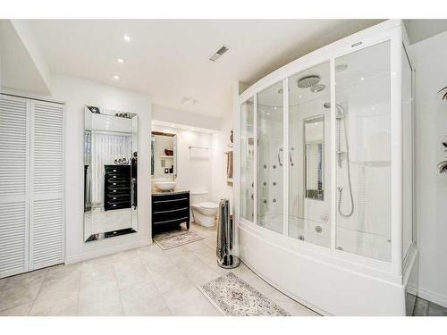 906 10 Avenue South, Lethbridge, AB - Indoor Photo Showing Bathroom