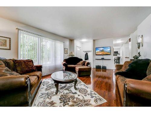 906 10 Avenue South, Lethbridge, AB - Indoor Photo Showing Living Room