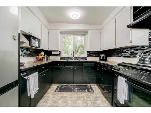 906 10 Avenue South, Lethbridge, AB - Indoor Photo Showing Kitchen