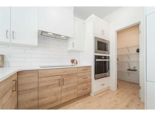 427 Miners Chase West, Lethbridge, AB - Indoor Photo Showing Kitchen With Upgraded Kitchen