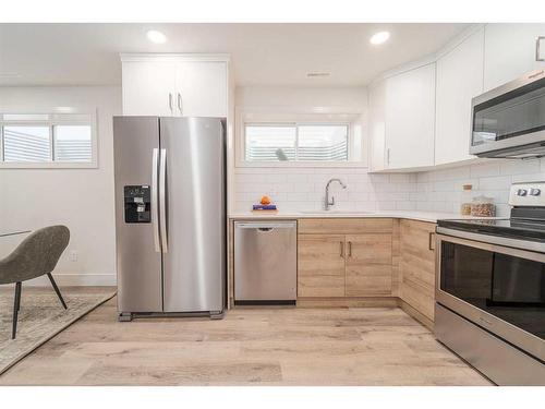 427 Miners Chase West, Lethbridge, AB - Indoor Photo Showing Kitchen With Upgraded Kitchen