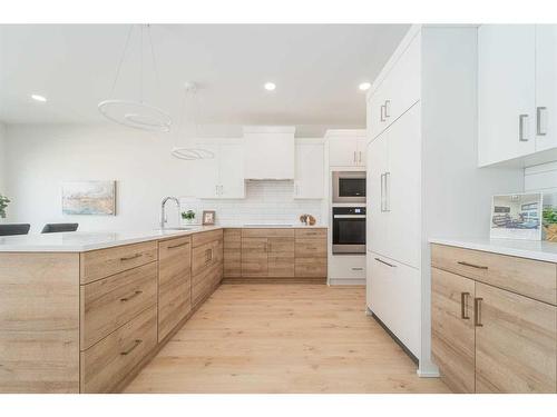 427 Miners Chase West, Lethbridge, AB - Indoor Photo Showing Kitchen With Upgraded Kitchen