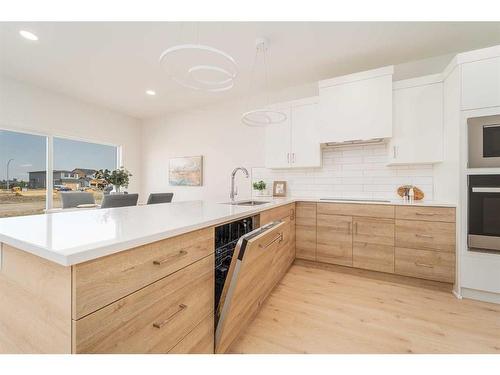 427 Miners Chase West, Lethbridge, AB - Indoor Photo Showing Kitchen With Upgraded Kitchen