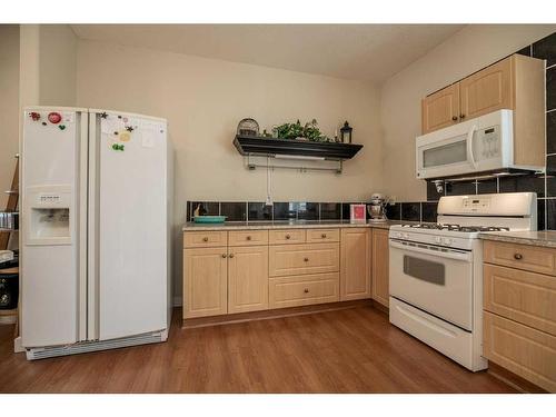 90 W 300 N, Raymond, AB - Indoor Photo Showing Kitchen