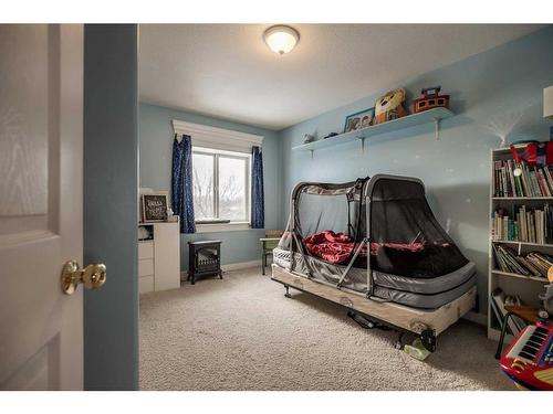 90 W 300 N, Raymond, AB - Indoor Photo Showing Bedroom