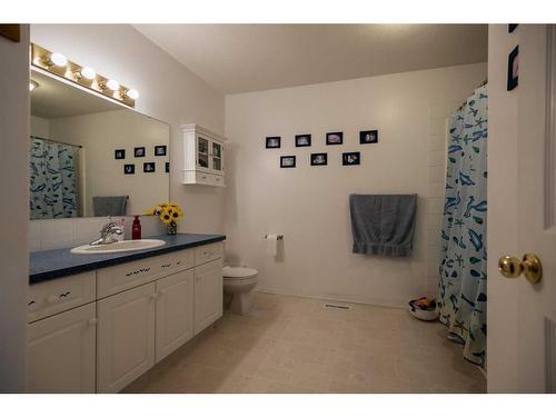 90 W 300 N, Raymond, AB - Indoor Photo Showing Bathroom