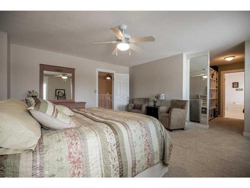 90 W 300 N, Raymond, AB - Indoor Photo Showing Bedroom