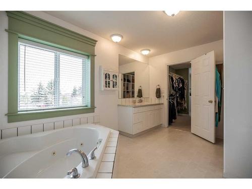 90 W 300 N, Raymond, AB - Indoor Photo Showing Bathroom