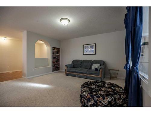 90 W 300 N, Raymond, AB - Indoor Photo Showing Living Room