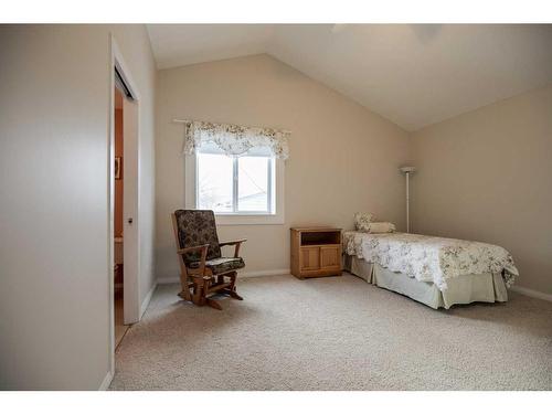 90 W 300 N, Raymond, AB - Indoor Photo Showing Bedroom